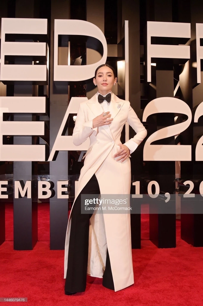 ตะลึงกันทั้งงาน “เบลล่า” ลุคใหม่แต่งบอย ใส่ทักซิโด้ เดินพรมแดง Red Sea Film