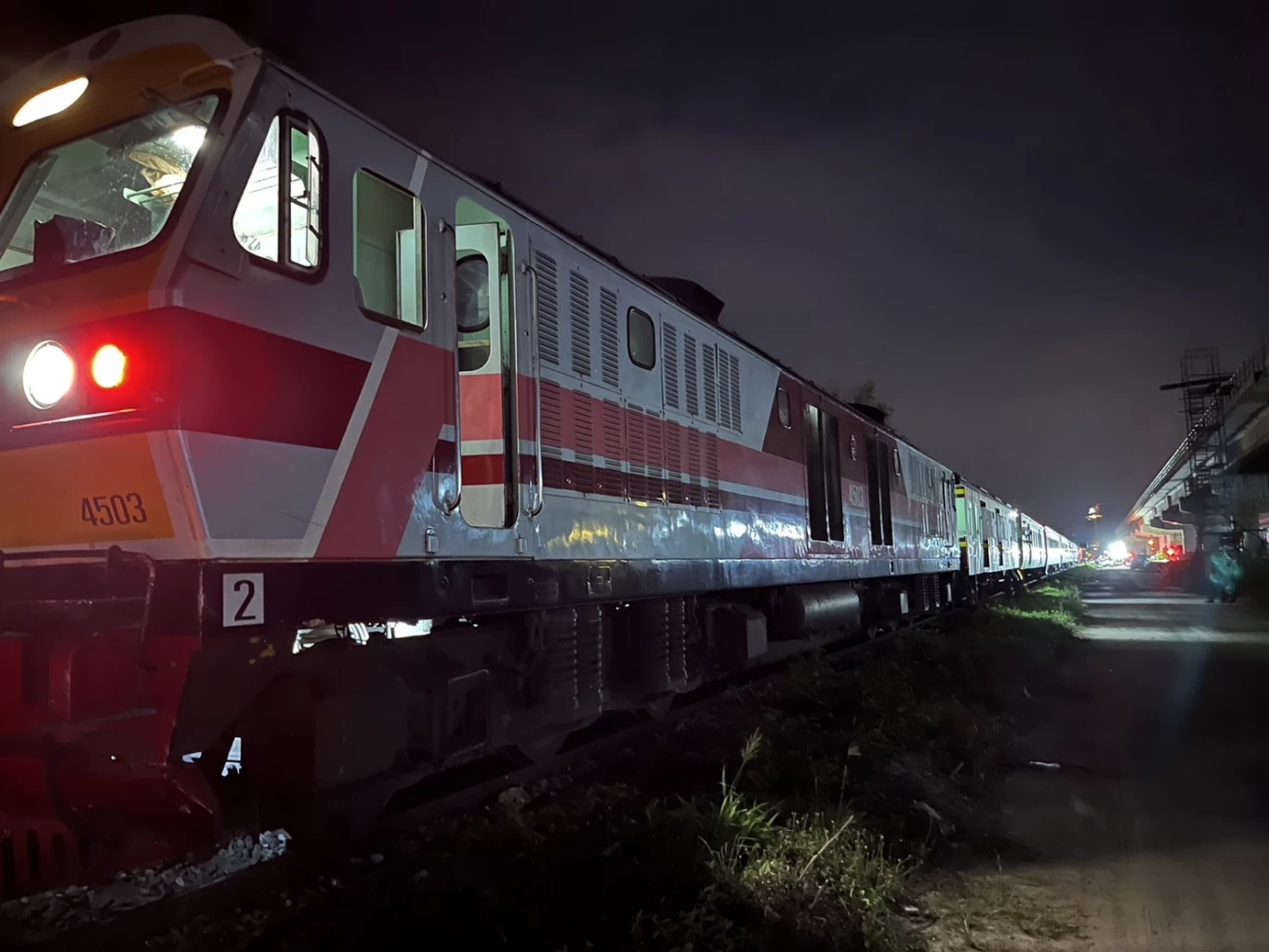 เก๋งซิ่งฝ่าไม้กั้นทางรถไฟ ถูกชนดับ 3 ศพ