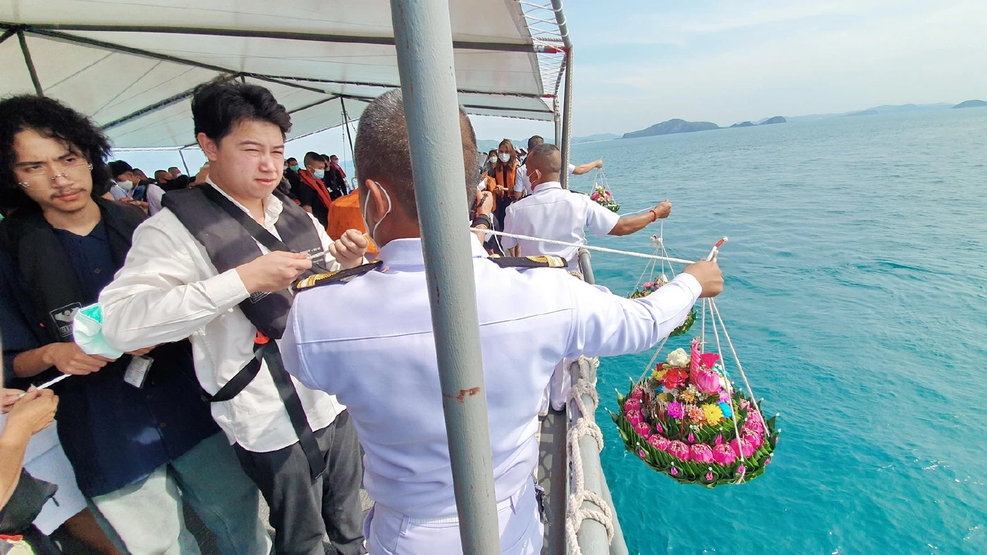 ทร.นำอัฐิ 3 วีรชน "เรือหลวงสุโขทัย" ทำพิธีลอยอังคาร ส่งดวงวิญญาณ
