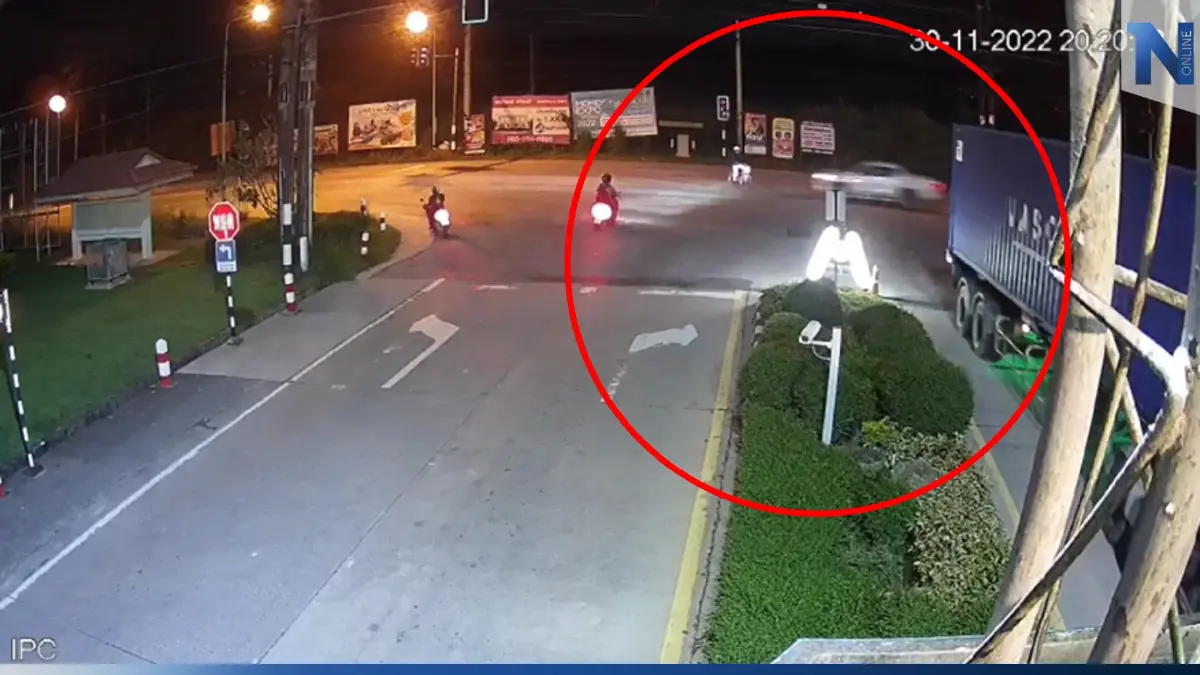 หนุ่มเมียนมาโกงตาย ปั่นจักรยานข้ามแยก ถูกกระบะชนรอดปาฏิหาริย์ (มีคลิป)