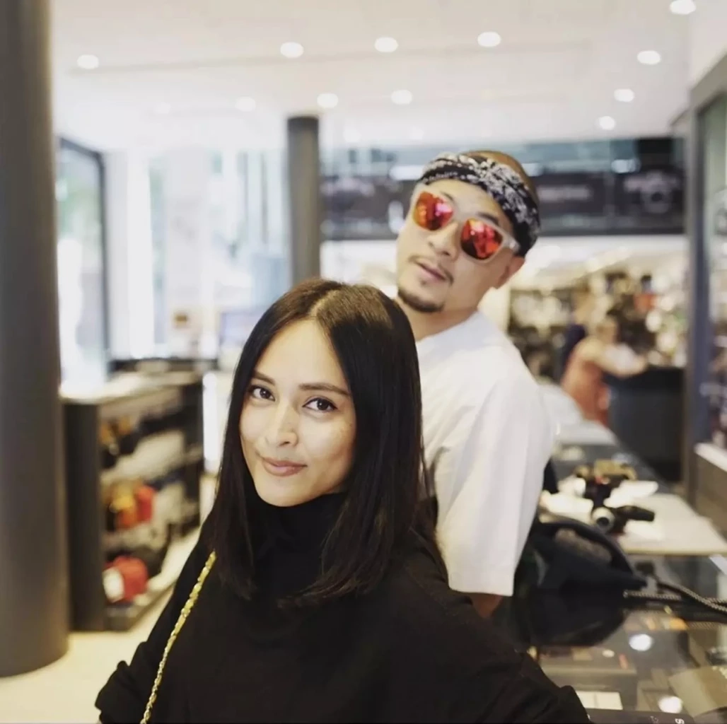 เวย์ ไทยเทเนี่ยม ประสบอุบัติเหตุตกเวทีขณะเล่นคอนเสิร์ต