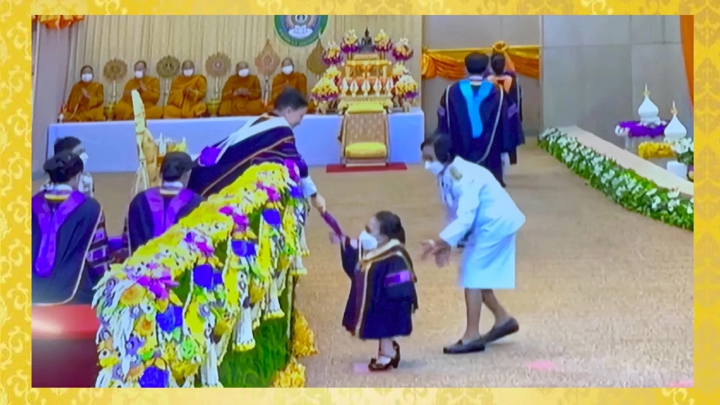 น้องหมิว บัณฑิตจิ๋ว พร้อมครอบครัว ร่วมลงนามถวายพระพร ‘เจ้าฟ้าพัชรกิติยาภา’ 