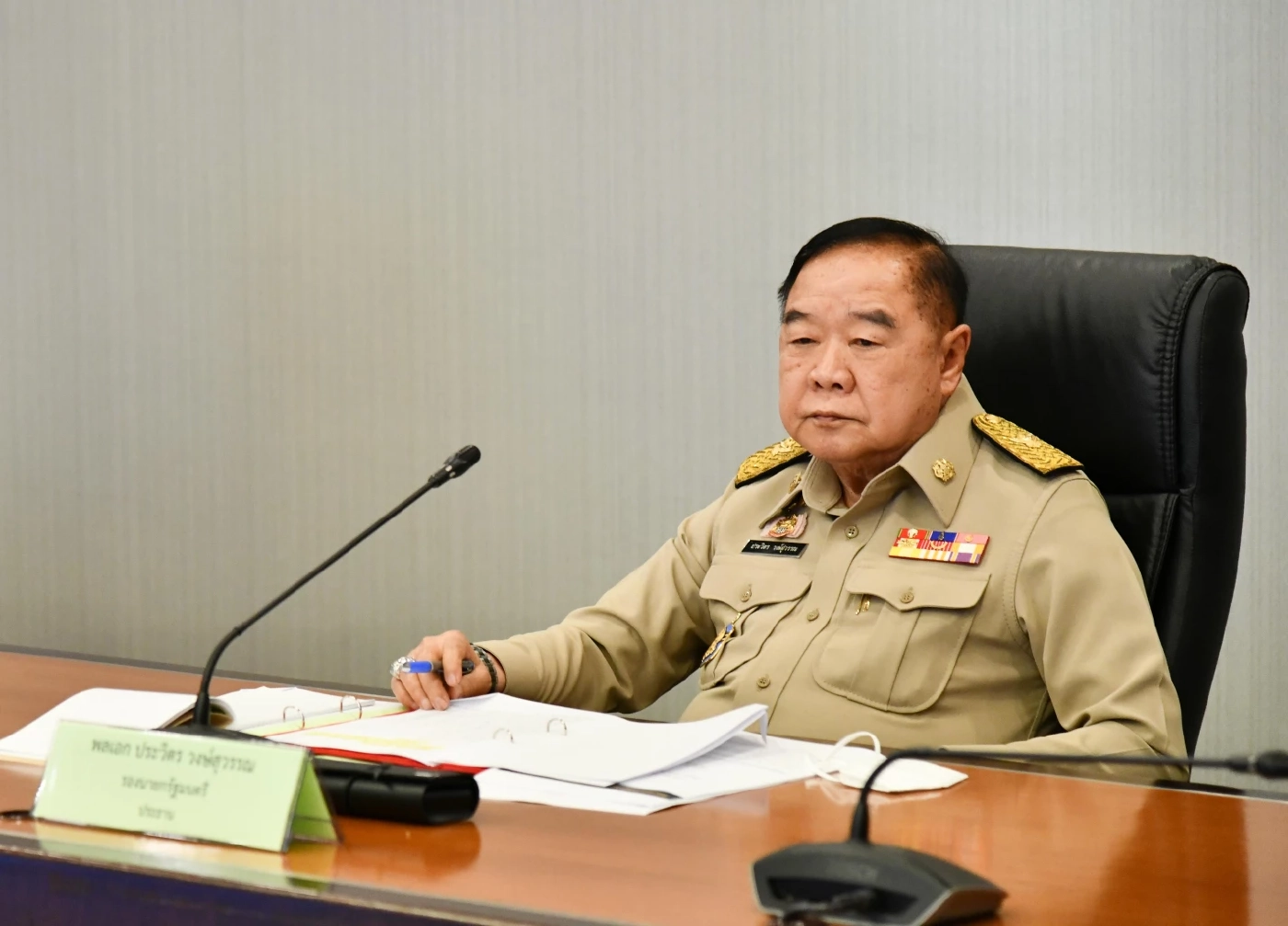 "ลุงป้อม" ยันรัก "บิ๊กตู่" ปัดขัดแย้งแยกตั้งพรรคตัวเอง (มีคลิป)