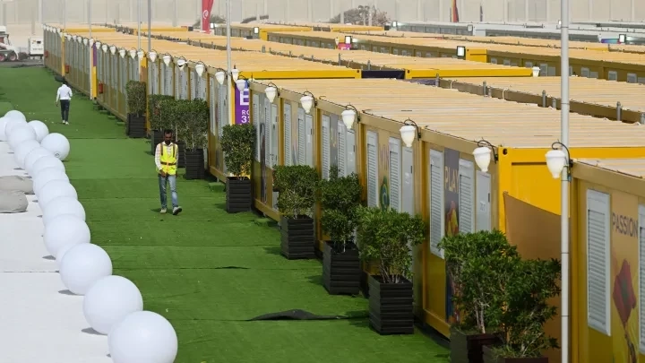 โรงแรมจากตู้คอนเทนเนอร์ของกาตาร์ ที่ถูกวิจารณ์หนักว่าแย่กว่าราคาที่จ่าย