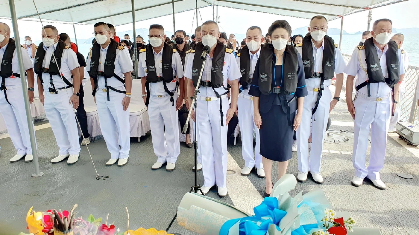 ทร.นำอัฐิ 3 วีรชน "เรือหลวงสุโขทัย" ทำพิธีลอยอังคาร ส่งดวงวิญญาณ