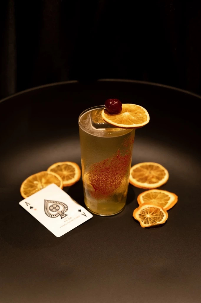 เสน่ห์ยวนใจกลางทองหล่อ "The Cardroom" คลับสมาคมลับของผู้รักไพ่