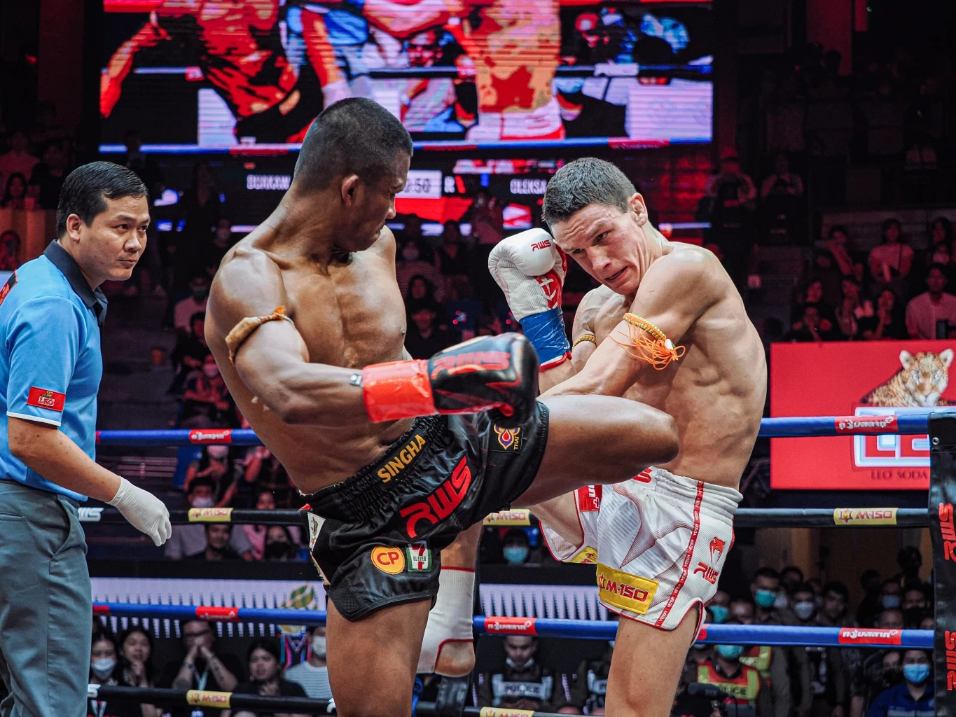 บัวขาว ปะทะ เยฟิเมนโก้