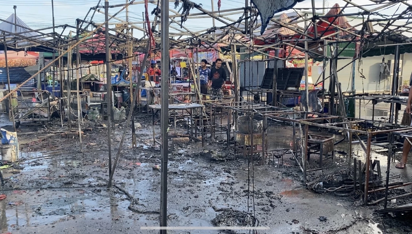 คลั่งเผาตลาด วอด 8 หลัง