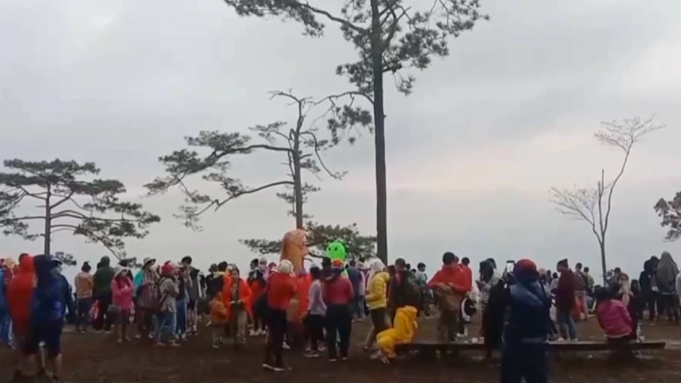 หนาวสุดในรอบปี! นักท่องเที่ยวล้นภูเรือ รอชมทะเลหมอก