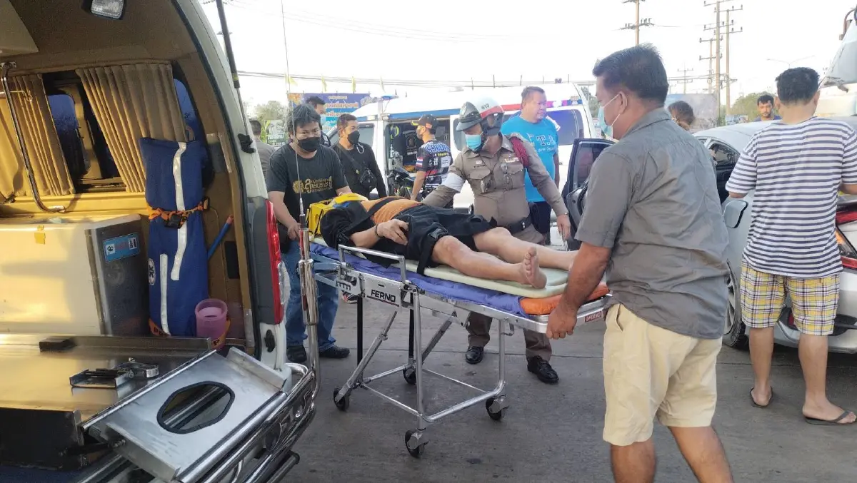 "พ่วง 22 ล้อ" ซิ่งฝ่าไฟแดงขยี้เก๋งฮอนด้า คาสี่แยก เจ็บ 1 ราย