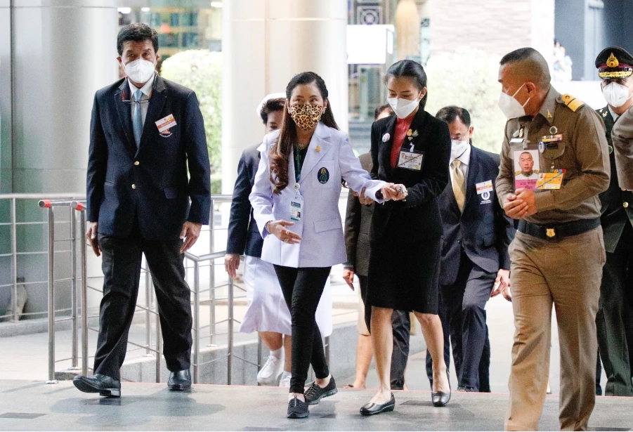 สมเด็จเจ้าฟ้าฯ กรมพระศรีสวางควัฒน เสด็จไปทรงเยี่ยมและติดตามพระอาการ เจ้าฟ้าพัชรกิติยาภาฯ