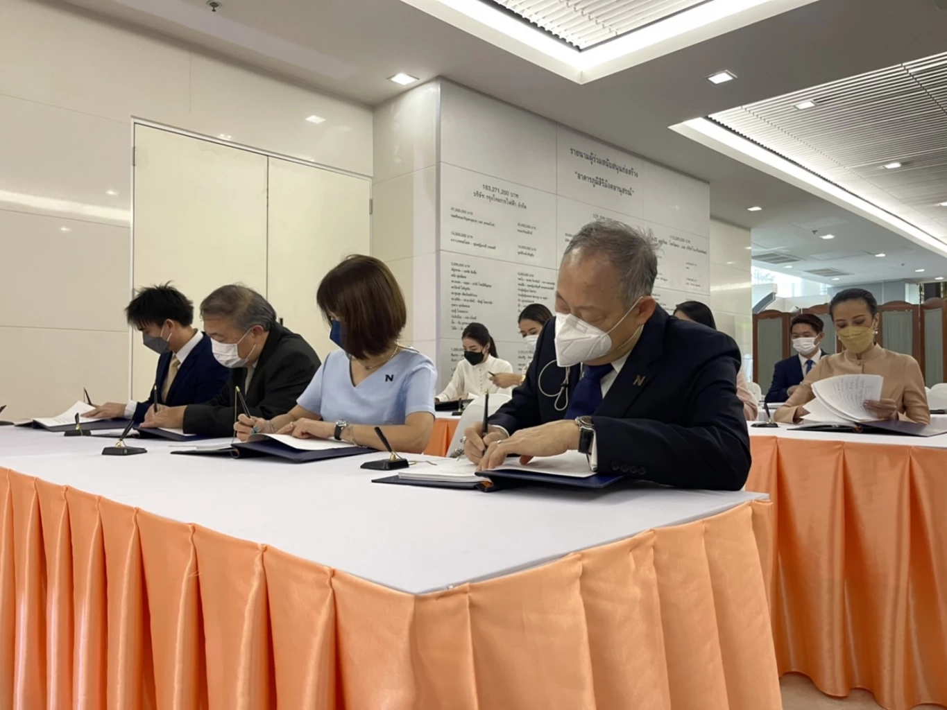 ผู้บริหารเนชั่นกรุ๊ป พร้อมด้วยผู้ประกาศข่าวเนชั่นทีวี ร่วมลงนามถวายพระพร เจ้าฟ้าพัชรกิติยาภาฯ ให้ทรงหายจากพระอาการประชวร