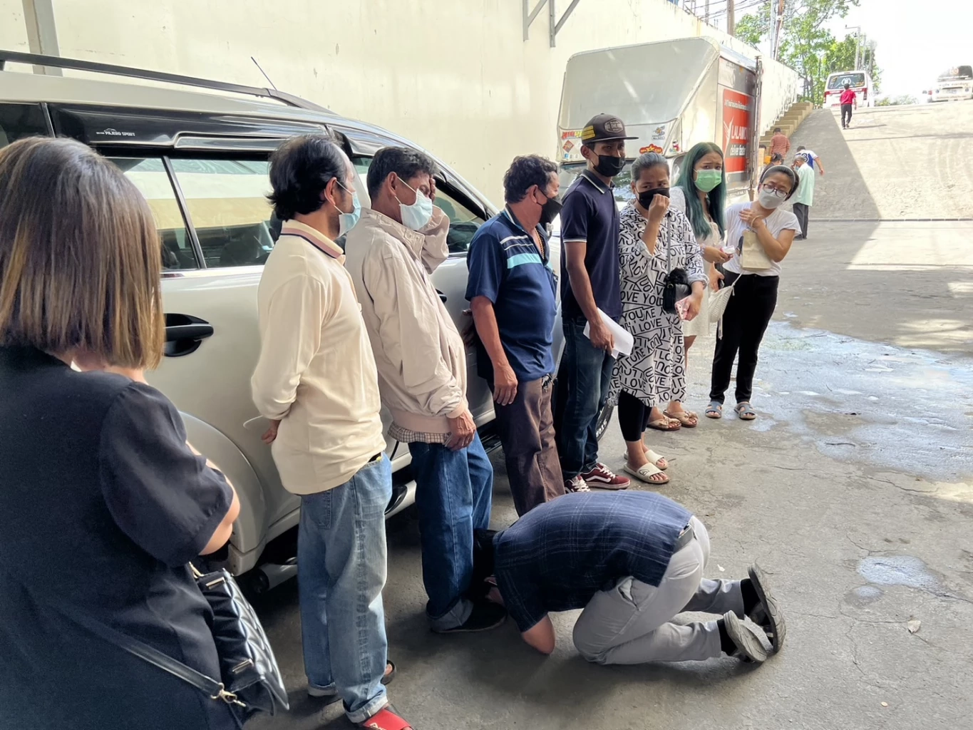 วินาที ก้มลงกราบขอโทษ พ่อ แม่ ว่าที่เจ้าสาว ต่อเหตุการณ์ที่เกิดขึ้น