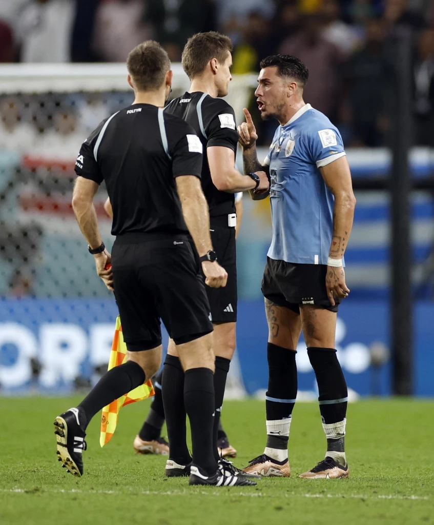 แข้งอุรุกวัยอาจโดนแบนถึง 15 นัด กรณีด่าเปา-ชักศอกใส่ จนท.