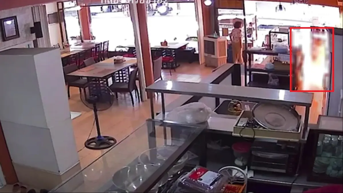 วงจรปิดจับภาพแก๊สรั่ว ไฟลุกคลอกลุงเจ้าของร้านข้าวต้มบาดเจ็บ (มีคลิป)