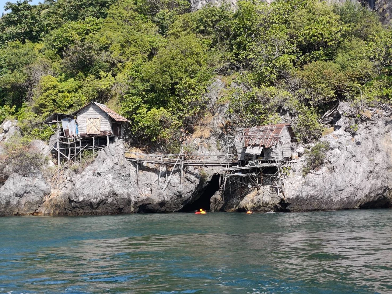 ทร. ส่งหน่วยซีล-นักประดาน้ำ ปูพรม 7 เกาะปากอ่าวชุมพร ค้นหากำลังพลอีก 5 นาย