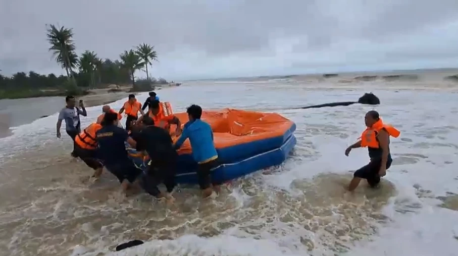 คลื่นลมแรงซัดเรืออินโดนีเซีย เกยหาดตะโละกาโปร์ 8 ชีวิตสละเรือเอาชีวิตรอด