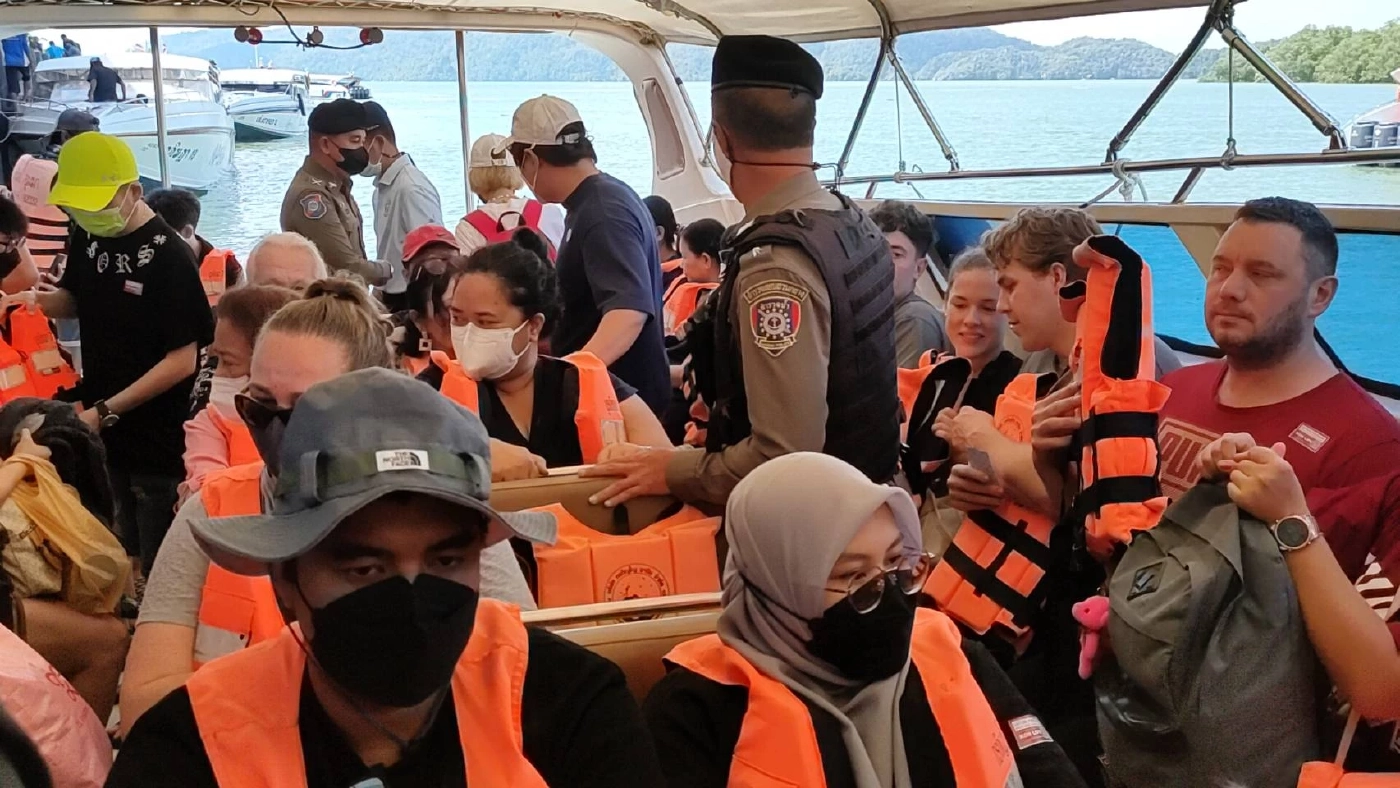 คึกคัก! นทท. ทั้งชาวไทยและต่างชาตินับพัน ลงเกาะหลีเป๊ะ Countdown ปีใหม่