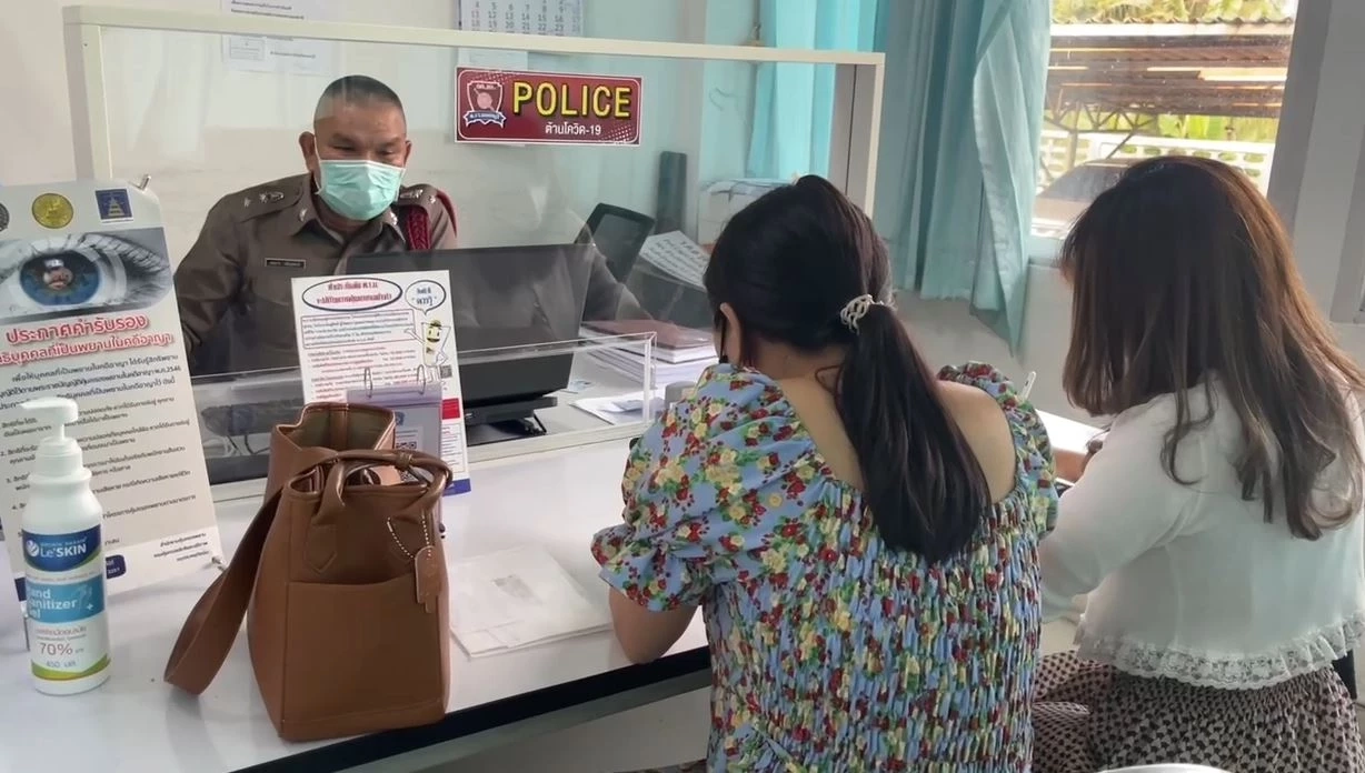 สาวโร่แจ้งความ ถูกเพื่อนบ้าน "ทหารเรือ" ด่าหยาบ-ขู่ยิงพ่อ วัย 73 ปี (มีคลิป)