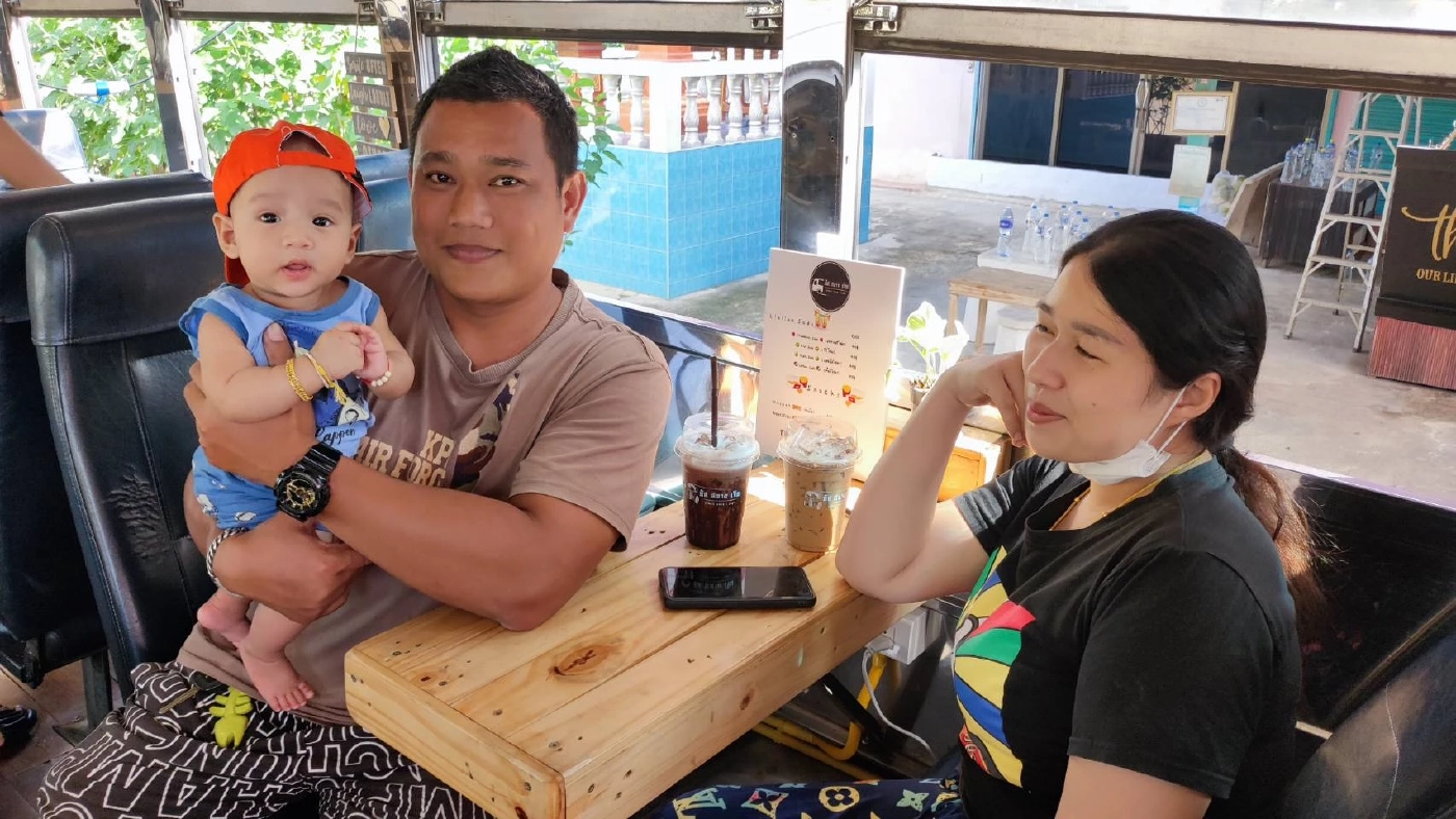 คาเฟ่รถเมล์เก่า ย้อนอดีต ลิ้มรสกาแฟดัง อ.สามโคก ต้องไปลอง(โหน)สักครั้ง