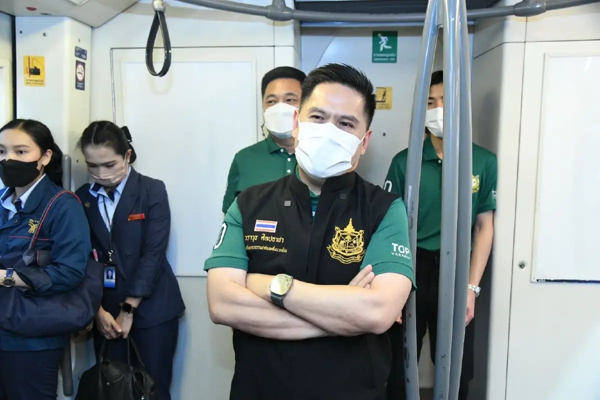 "วราวุธ"นั่งรถไฟฟ้าร่วมงานกาชาด รณรงค์ลดใช้ถุงพลาสติก