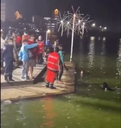 สลดใจ! พ่อเขียนจดหมายลาตาย ก่อนพาลูกน้อย เดินลงน้ำฆ่าตัวตาย