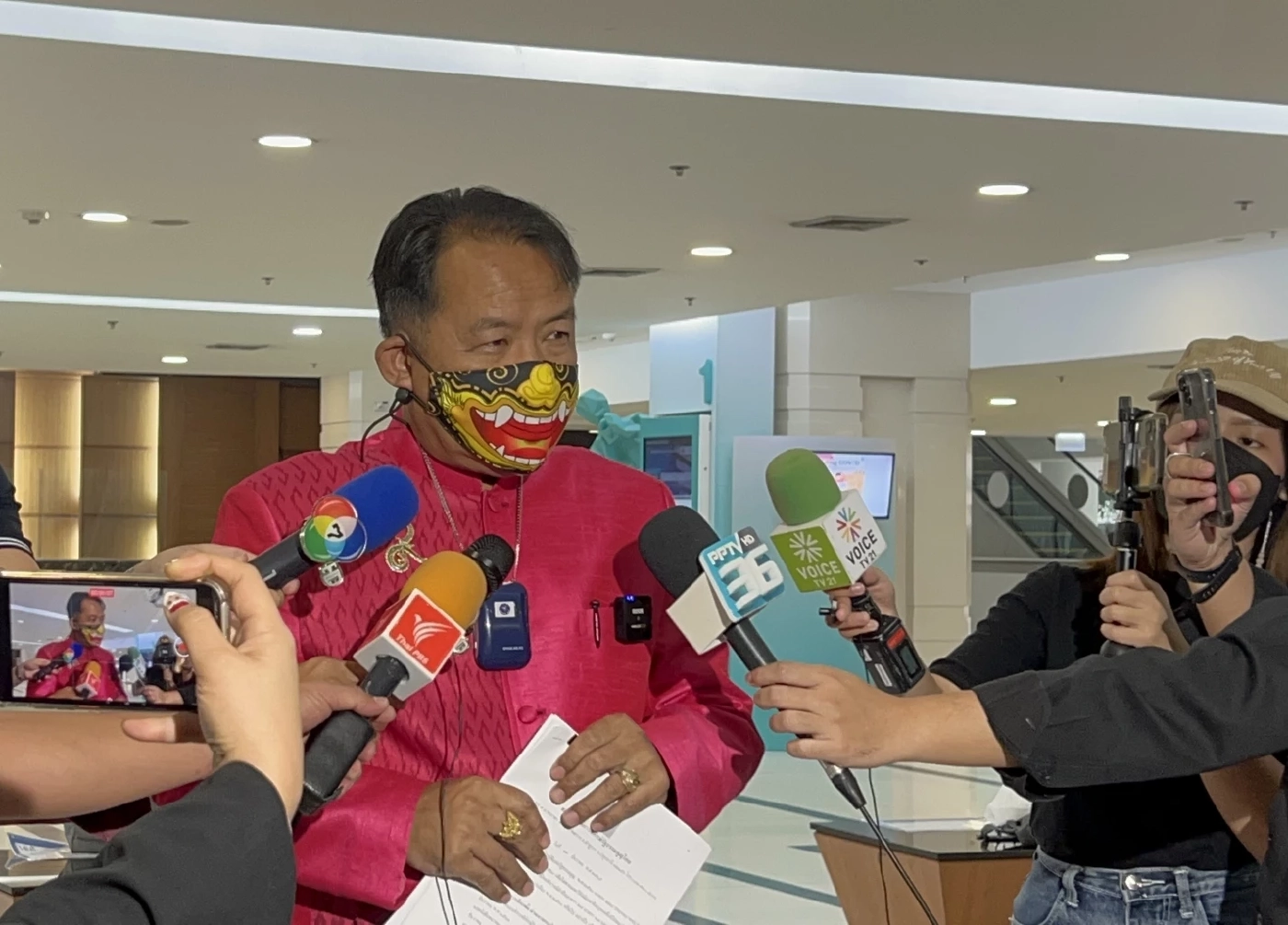 "ศรีสุวรรณ" ร้อง กกต. สอบทักษิณครอบงำเพื่อไทย ปมค่าแรง 600 อาจถึงยุบพรรค