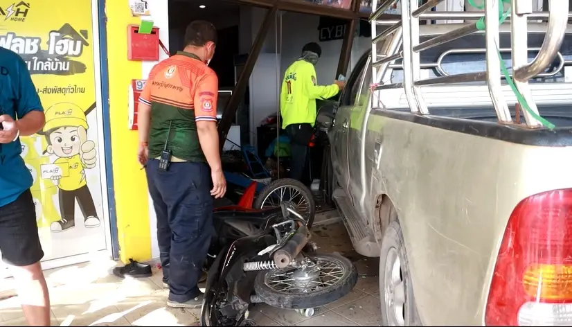 แค่กรึ่ม ๆ ตาวัย 74 ปี ดื่มฉลองปีใหม่ ซิ่งกระบะชนรวด 3 คันก่อนพุ่งเข้าร้านเกม