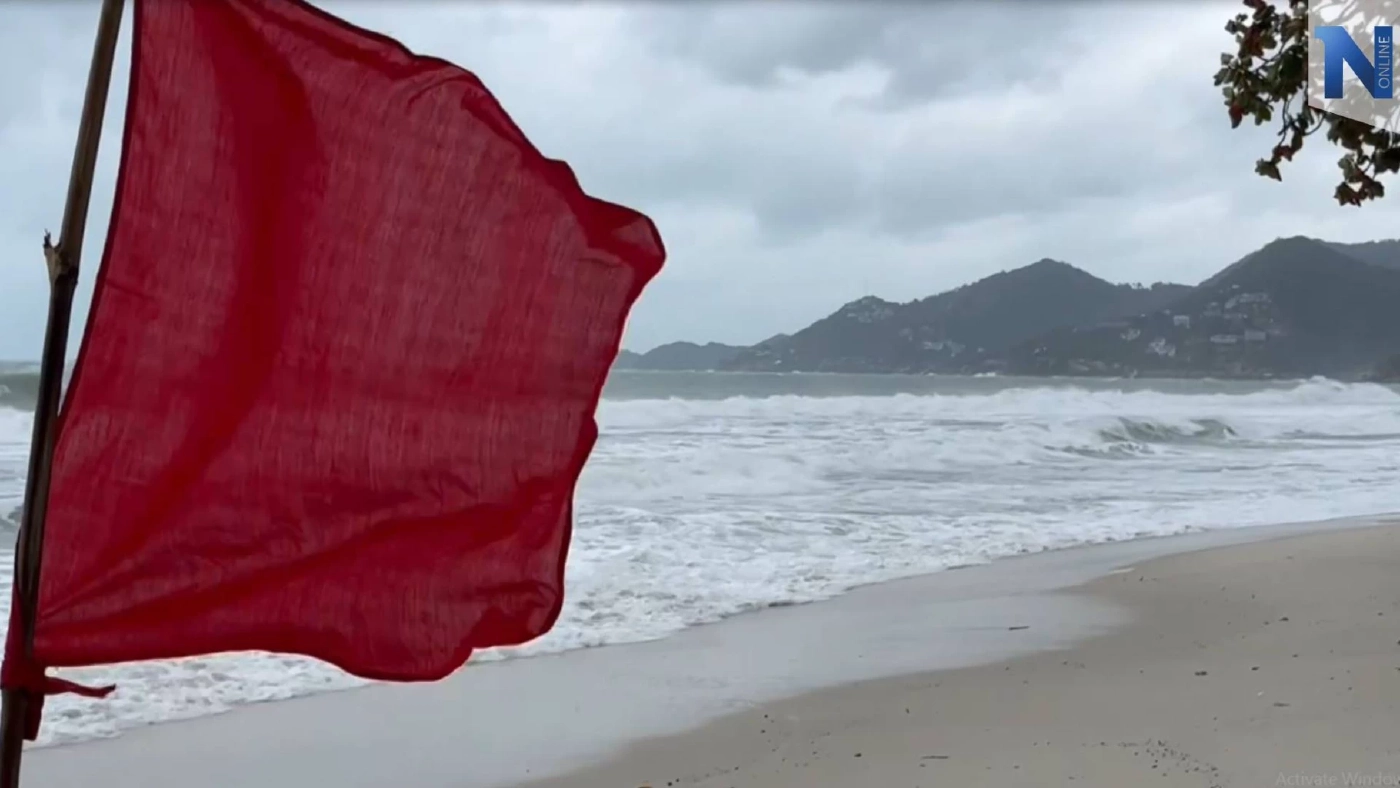 ผู้ประกอบการบนเกาะสมุย ปักธงแดงริมหาด เตือน นทท. ห้ามลงเล่นน้ำทะเล