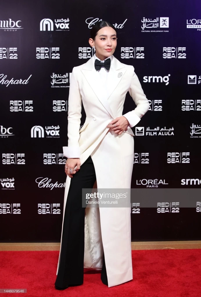 ตะลึงกันทั้งงาน “เบลล่า” ลุคใหม่แต่งบอย ใส่ทักซิโด้ เดินพรมแดง Red Sea Film