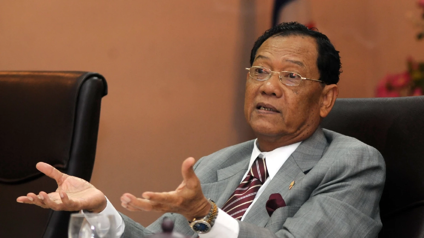 ดร. ไตรรงค์ สุวรรณคิรี  ปัจจุบันเป็นที่ปรึกษานายกรัฐมนตรี (พล.อ.ประยุทธ์ จันทร์โอชา ) 