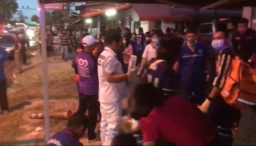 ระทึก! รถบัสทัศนศึกษา เจอรถแห่กลับรถตัดหน้า พุ่งชนยับ นร.เจ็บอื้อ (มีคลิป)