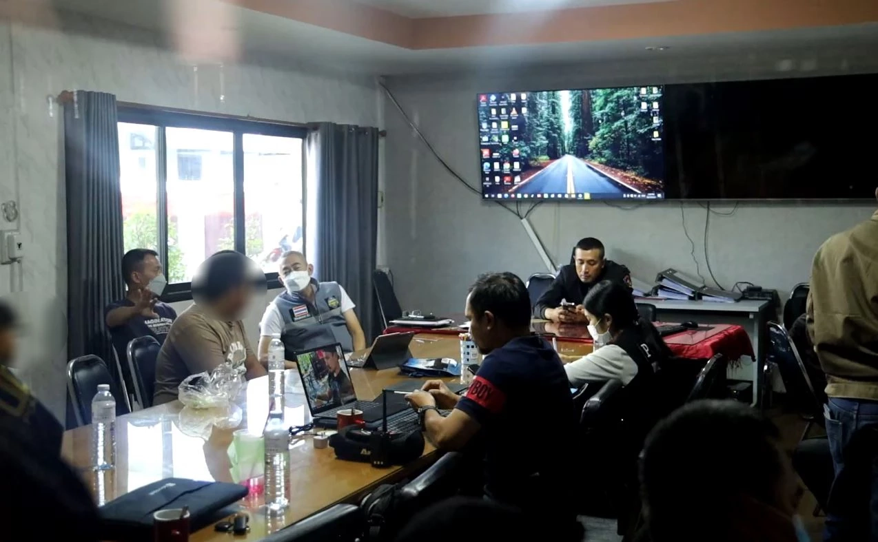 เปิดคลิปโจ๋กร่างปาบึ้มขู่อริหน้า รพ.ศูนย์อุดรธานี ด้าน ตร. ตามรวบยกแก๊ง