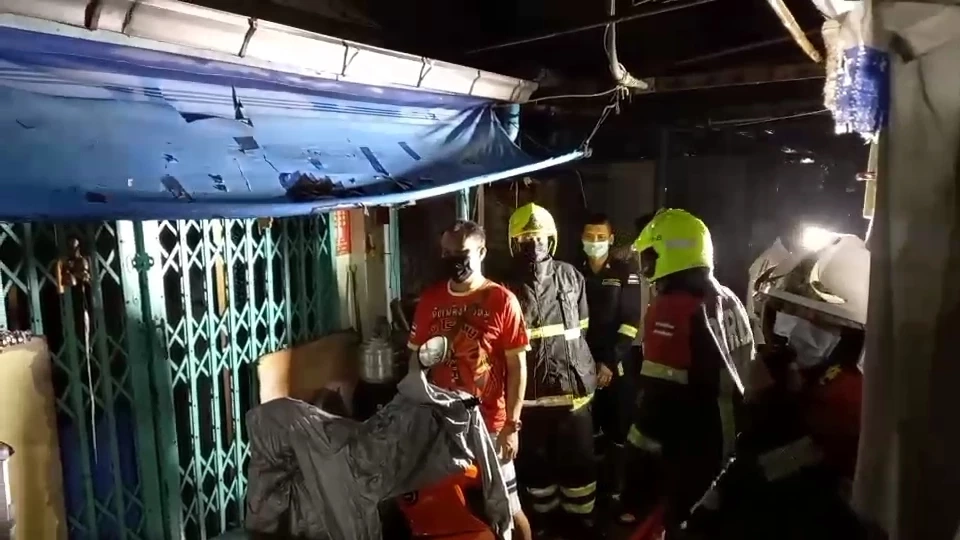 ระทึก! ไฟไหม้ชุมชนวานิชสัมพันธ์กลางดึก เพลิงเผาบ้านเก่าอายุเกือบ 100 ปีวอด