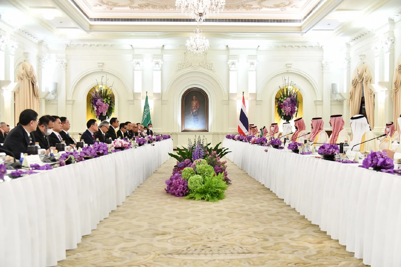 แฟ้มภาพ   การหารือทวิภาคี พล.อ.ประยุทธ์  จันทร์โอชา นายกรัฐมนตรี กับ เจ้าชายโมฮัมเหม็ด บิน ซัลมาน มกุฎราชกุมาร แห่งราชวงศ์ซาอุดีอาระเบีย  ณ ตึกสันติไมตรี (หลังใน) ทำเนียบรัฐบาล  เมื่อวันที่  18 พฤศจิกายน 2565