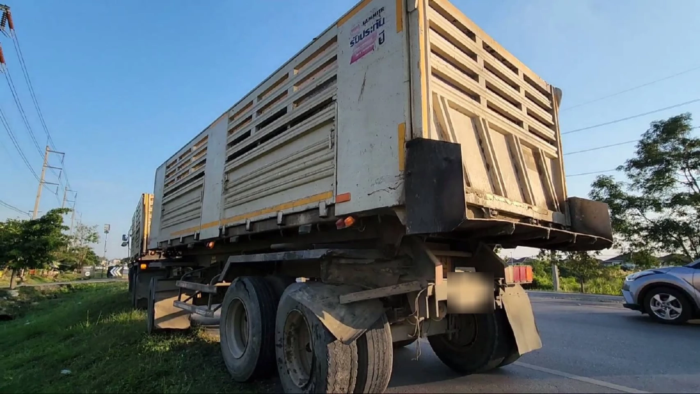 รถพ่วง 18 ล้อ จอดเสียกลางถนน กระบะผู้รับเหมาพุ่งเสยท้าย ดับคาซากรถ