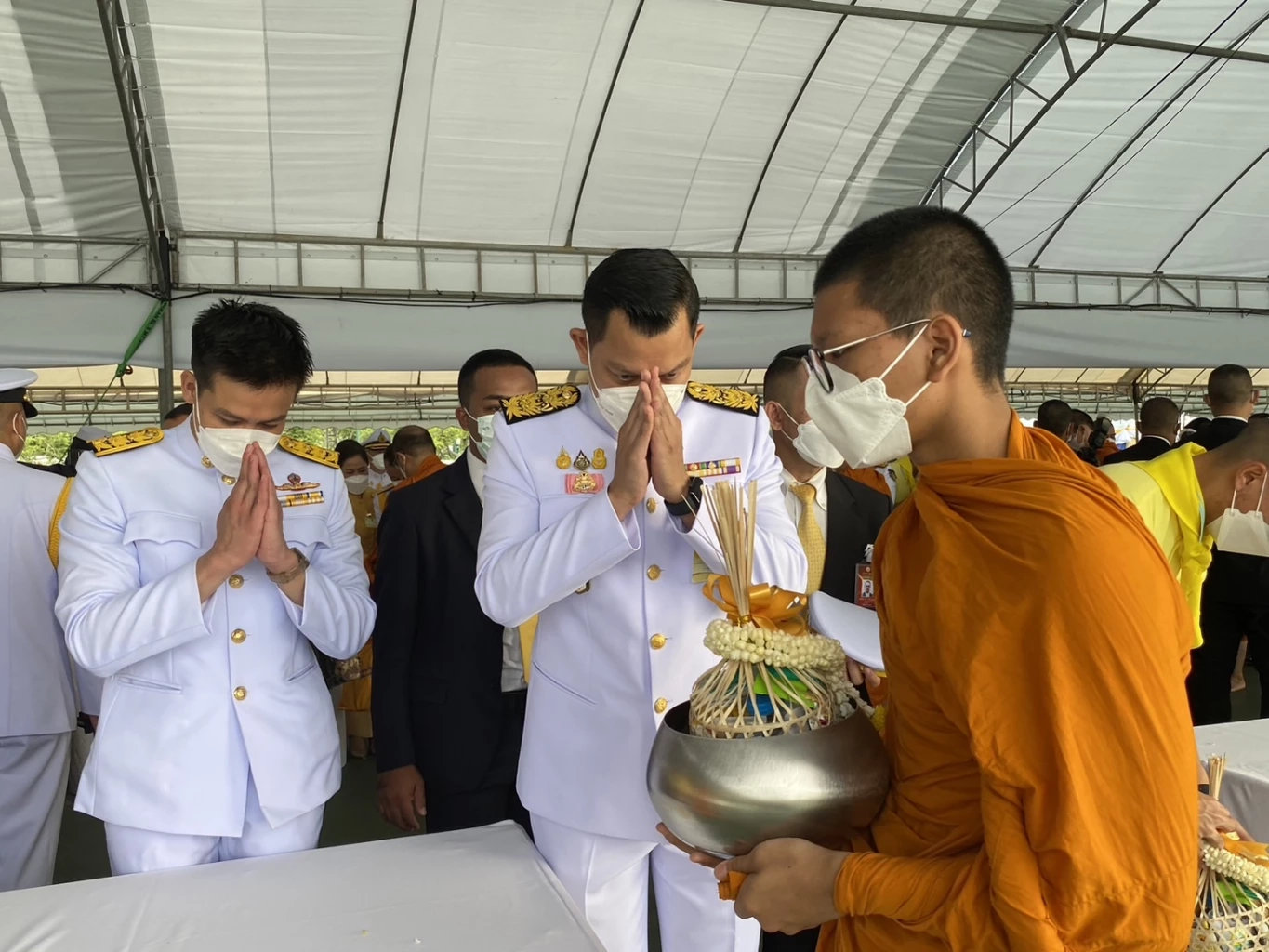นายกฯ นำครม.-ปชช. ร่วมทำบุญตักบาตรพระ 189 รูป “วันพ่อแห่งชาติ”