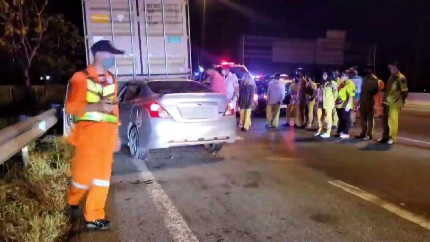 หนุ่มขับเก๋งพุ่งชนท้ายพ่วง 18 ล้อ ทางด่วนมอเตอร์เวย์ ดับคาที่ คาดหลับใน