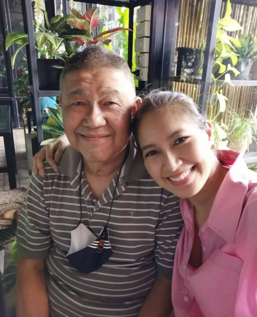 “พ่อเบนซ์ พรชิตา” เผย “คุณแม่” ต้องใช้เวลาฟื้นฟู ตอนนี้หลอนไม่กล้าเดินห้าง