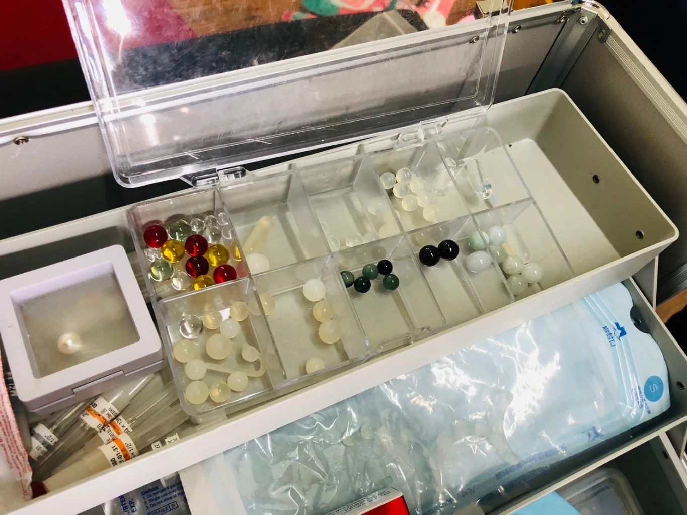 ของกลางที่ ตำรวจ ปคบ. ตรวจยึดได้จากหมอเถื่อน