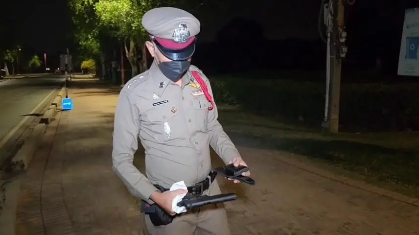 ผู้ใหญ่บ้านทำปืนลั่นในรถ ฝืนขับไป รพ. พุ่งชนรั้ววิหารพระมงคลบพิตร
