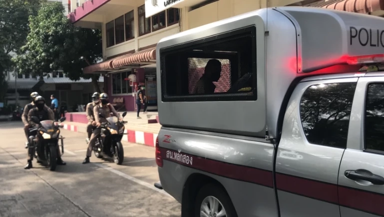 ตำรวจนำตัว นำตัว นายพีรสิน ไปฝากขัง