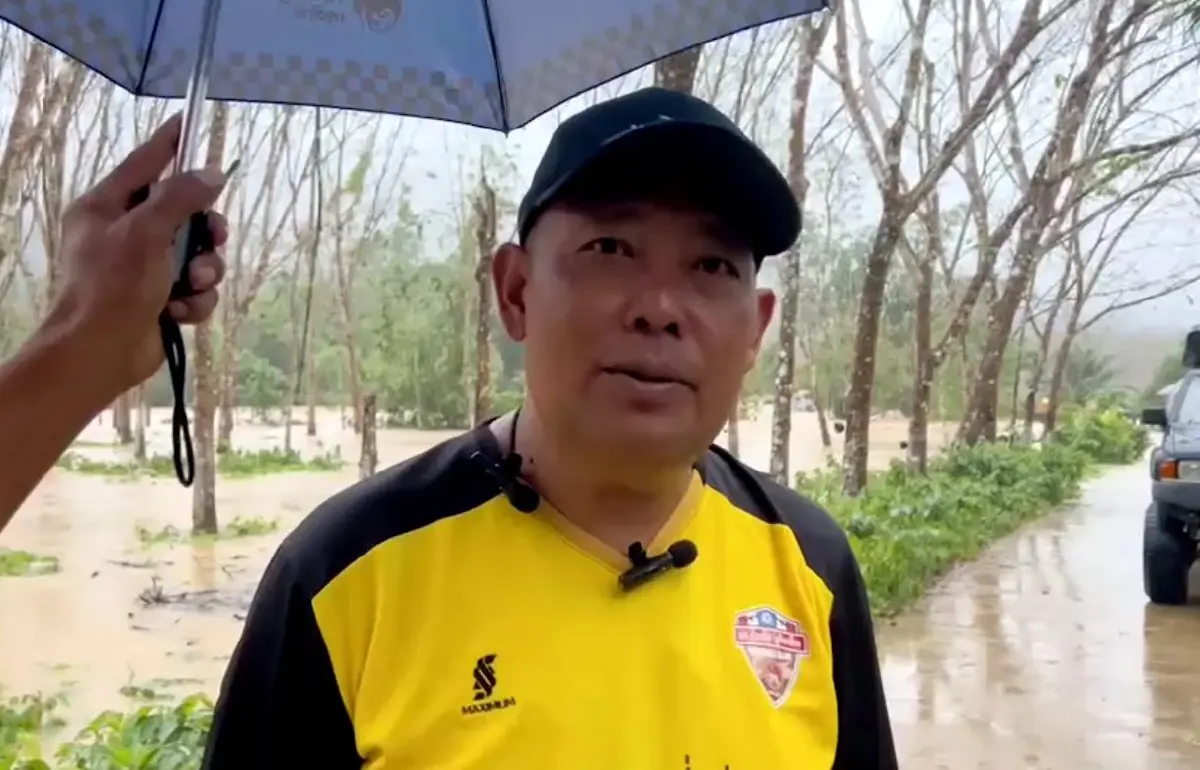 ช่วยระทึก! หนุ่มใหญ่หนีน้ำป่าไม่ทัน เกาะคานไม้เอาชีวิตรอด (มีคลิป)