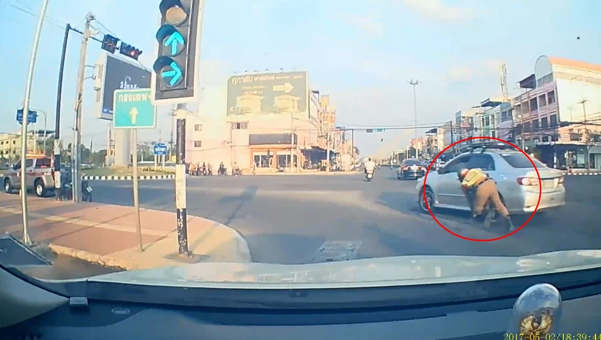 หนุ่มเมาซิ่งฝ่าวงล้อม ชนตำรวจล้มกลิ้ง กลางแยกไฟแดง (มีคลิป)