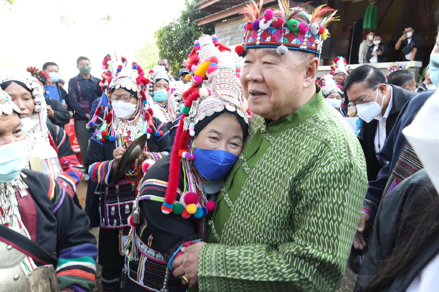 26 ธ.ค.65 พลเอก ประวิตร วงษ์สุวรรณ รองนายกฯ ในฐานะ ผอ.กอนช. ลงพื้นที่ จ.เชียงราย ประชุมติดตามการบริหารจัดการน้ำภาคเหนือ ท่ามกลางประชาชนต้อนรับโผเข้าหอมแก้มฟอดใหญ่