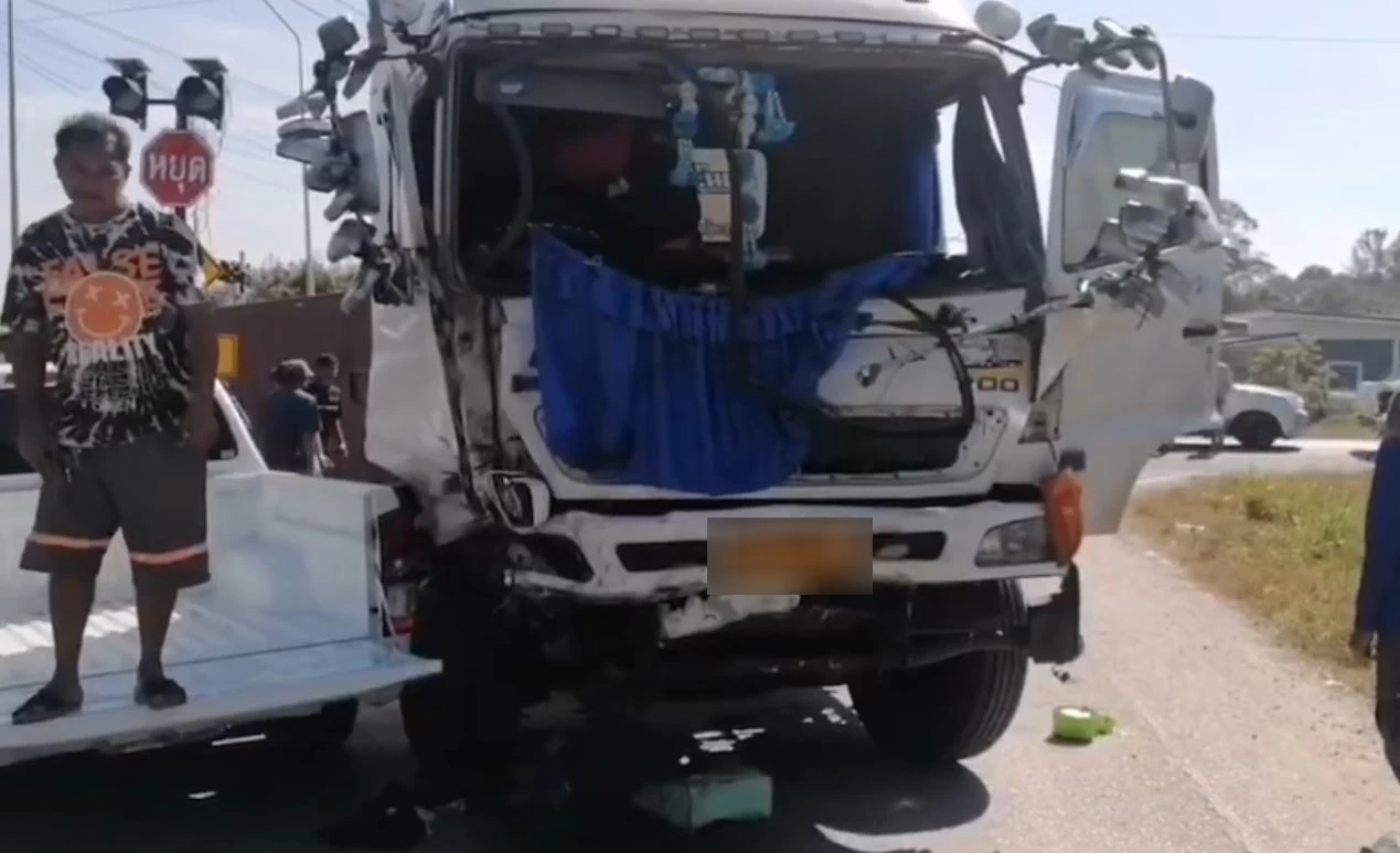 สลด! เทรลเลอร์ประสานงากลางแยก หญิงท้อง 5 เดือน กระเด็นตกหนองน้ำ ล้อทับดับ