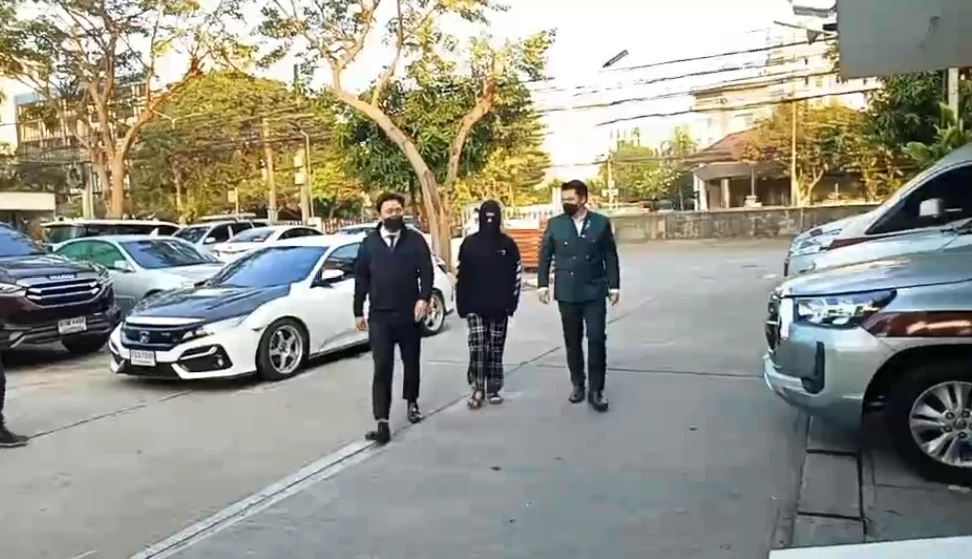 "ทนายตั้ม" พาเด็กสาวเหยื่อ "ทนายลุงพล" ให้ปากคำตำรวจสุทธิสาร