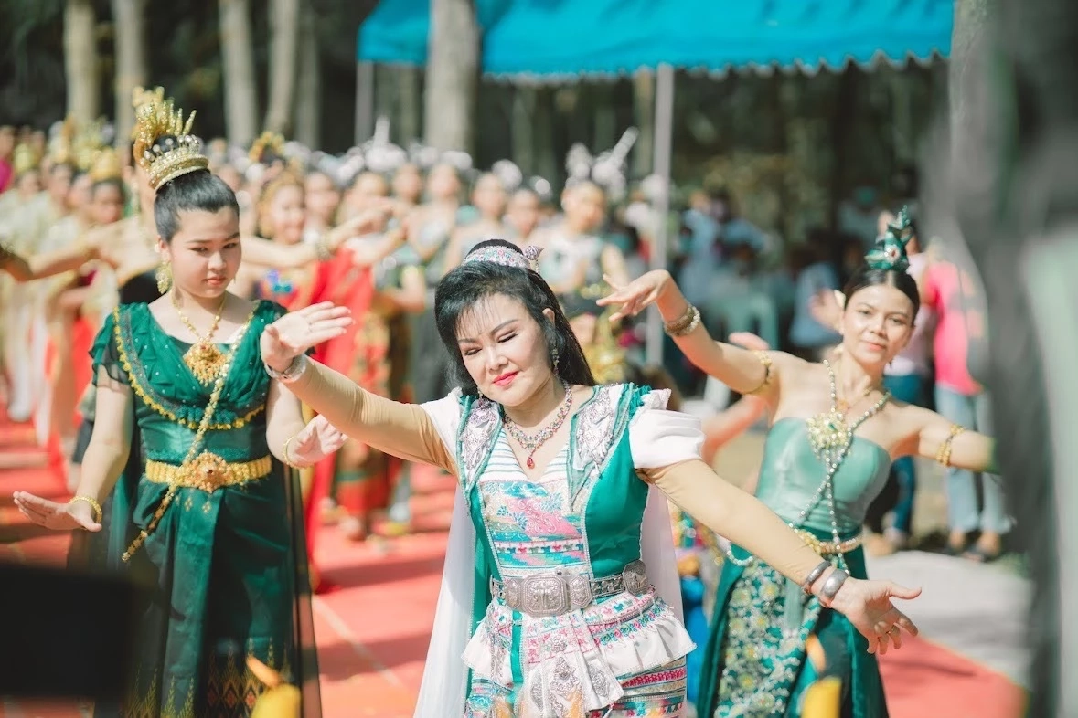 “บานเย็น รากแก่น" รำบวงสรวงพญานาค “แคนดี้” องค์ลงกลางพิธี  (มีคลิป)