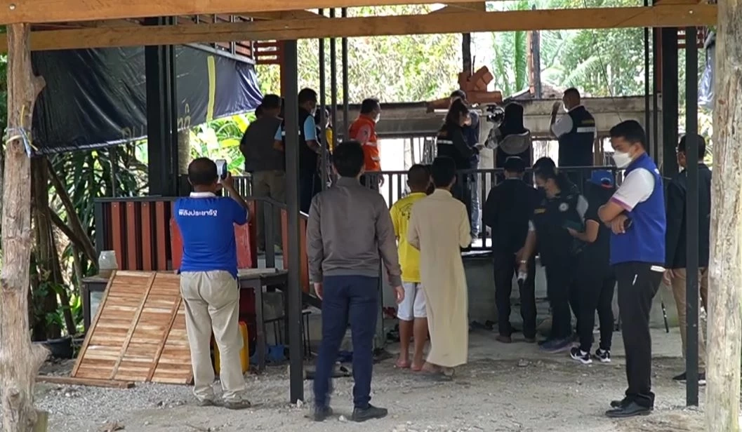 สุดเศร้า! ญาติทำพิธีฝังร่าง ผู้เสียชีวิต 4 ราย จากเหตุเพลิงไหม้บ้าน