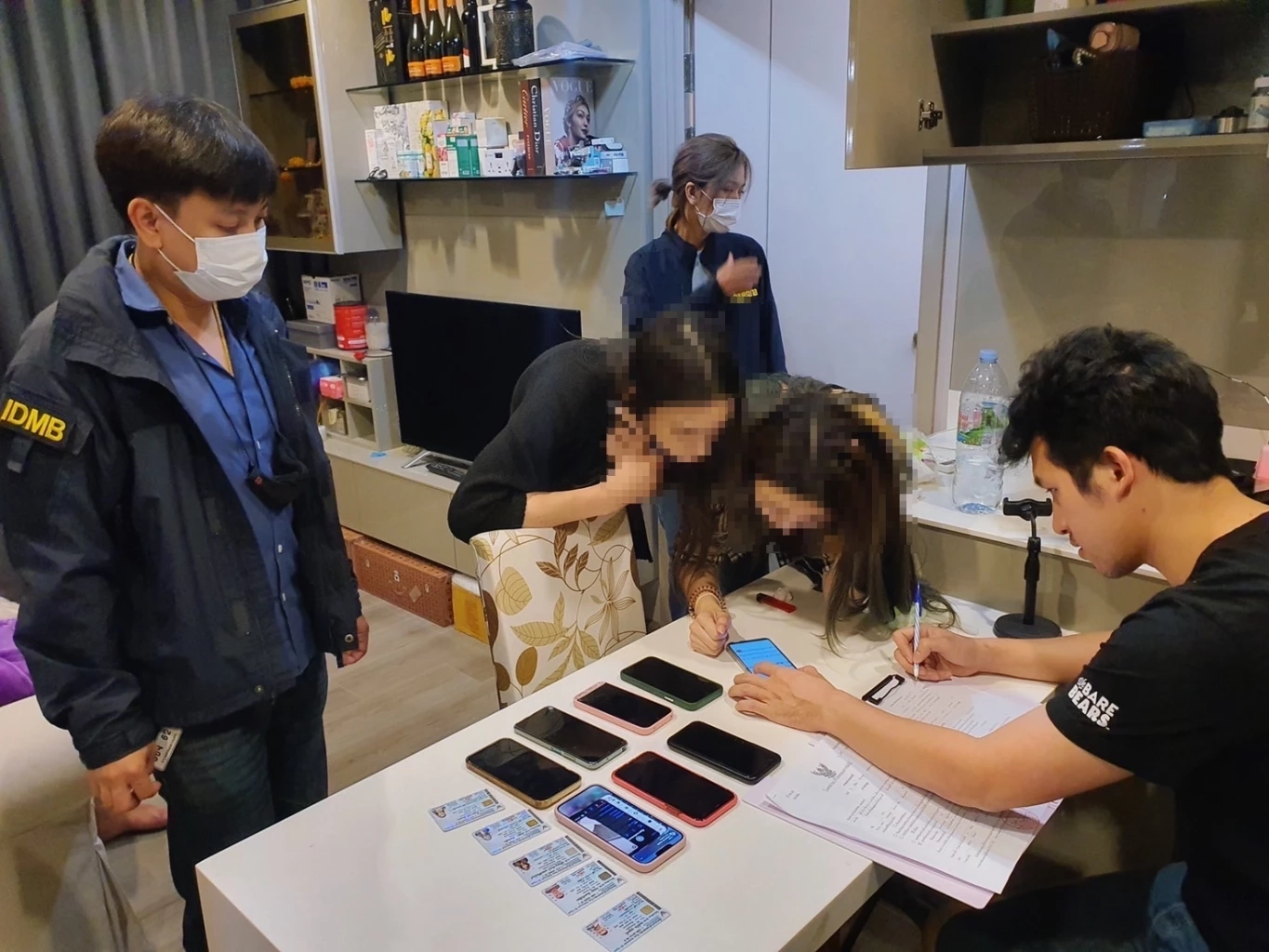 รวบ“แซนดี้ กระเป๋าหลุยส์” หลอกขายแบรนด์เนม เสียหายหลายล้าน คดีติดตัวเพียบ